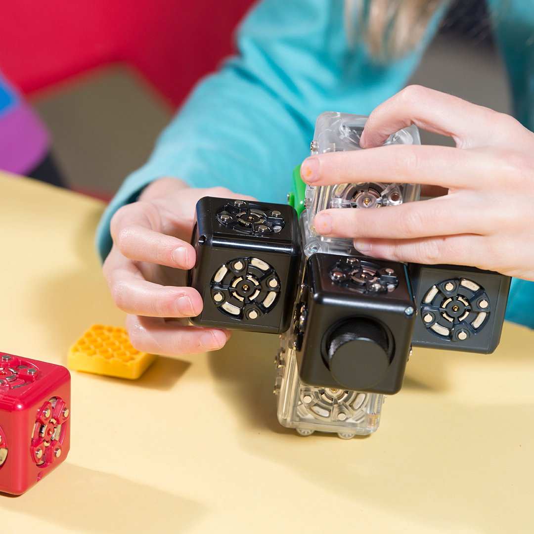 Child building with Cubelets robot blocks